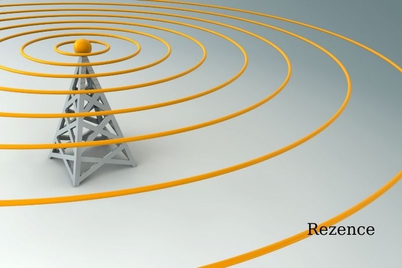 Which Wireless Networking Radio Frequency Offers Faster Speeds But A Shorter Range?